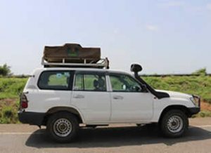 Land cruiser with asingle rooftop tent-rooftop tent