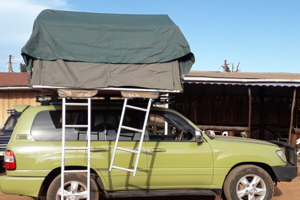 v8-Land cruiser with rooftop tent