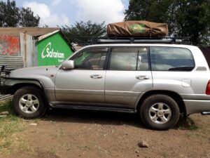 Land Cruiser V8 with 1 rooftop tent