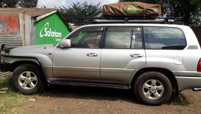 Land Cruiser V8 with Rooftop tent Land Cruiser V8 with 1 rooftop tent